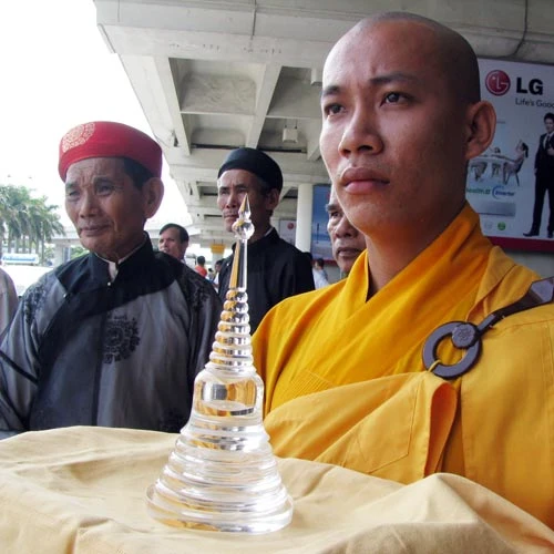 Sư thầy Thích Minh Huân - trụ trì Kim Quy Tự cung rước Xá lợi Phật từ Sân bay quốc tế Nội Bài