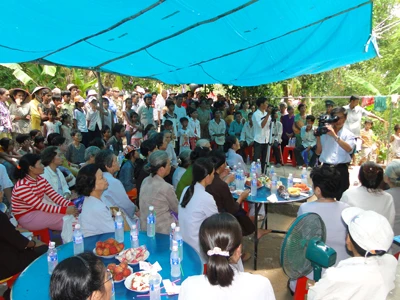 Sóc Trăng: Phát quà từ thiện nhân lễ khánh thành cầu Phước Lạc ảnh 10