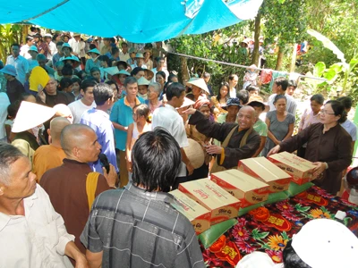 Sóc Trăng: Phát quà từ thiện nhân lễ khánh thành cầu Phước Lạc ảnh 11