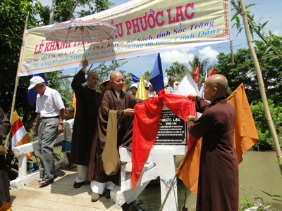 Sóc Trăng: Phát quà từ thiện nhân lễ khánh thành cầu Phước Lạc ảnh 6