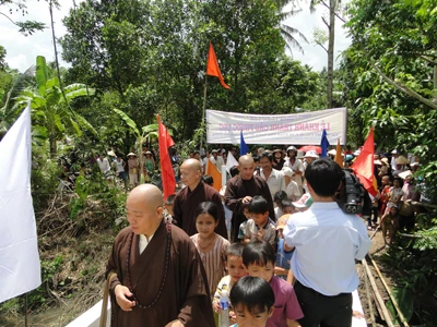 Sóc Trăng: Phát quà từ thiện nhân lễ khánh thành cầu Phước Lạc ảnh 7