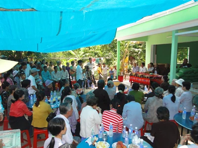 Sóc Trăng: Phát quà từ thiện nhân lễ khánh thành cầu Phước Lạc ảnh 9