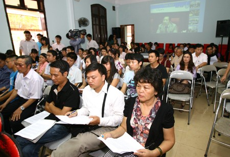 Các đại diện kiều bào và phóng viên báo đài ở đầu cầu Hà Nội Các đại diện kiều bào và phóng viên báo đài ở đầu cầu Hà Nội