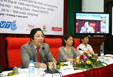 Thứ trưởng Ngoại giao Nguyễn Thanh Sơn sẵn sàng trả lời các câu hỏi của phóng viên báo đài từ các đầu cầu