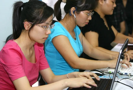 Các biên tập viên của Báo Đất Việt online đưa thông tin về buổi giao lưu ngay lập tức đến bạn đọc