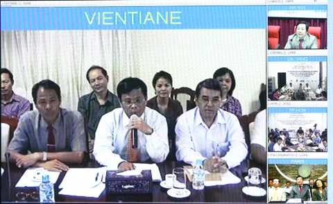 Phóng viên và đại diện kiều bào ở đầu cầu Viêng Chăn