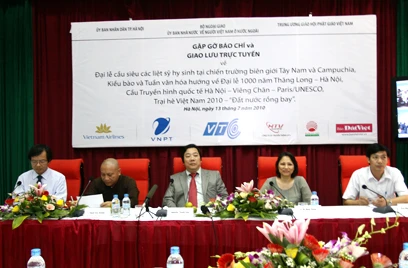 Ban chủ trì buổi gặp gỡ và giao lưu