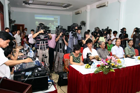 Phóng viên từ các báo, đài Hà Nội đến tham gia chương trình