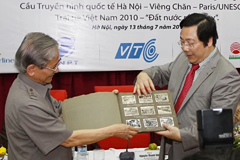 Thứ trưởng Nguyễn Thanh Sơn trao tặng nhà sử học Phan Huy Lê bộ ảnh quý