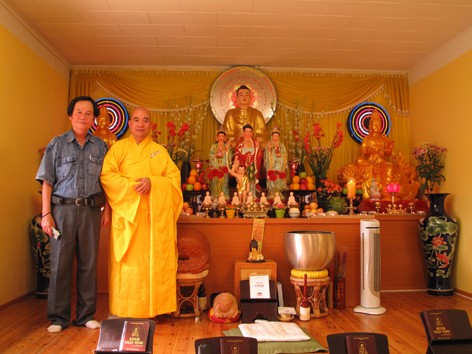 Nhà sư Thích Hạnh Thông và nhà thơ Vương Trọng trong chính điện chùa Phúc Lâm ở Phần Lan. Nhà sư Thích Hạnh Thông và nhà thơ Vương Trọng trong chính điện chùa Phúc Lâm ở Phần Lan.