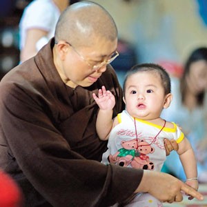 Những hoàn cảnh đặc biệt được sư thầy chùa Bồ Đề chăm sóc, nuôi nấng bằng tình thương của con người với con người. Những hoàn cảnh đặc biệt được sư thầy chùa Bồ Đề chăm sóc, nuôi nấng bằng tình thương của con người với con người.