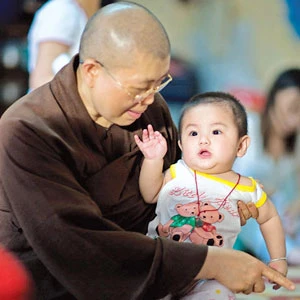 Những hoàn cảnh đặc biệt được sư thầy chùa Bồ Đề chăm sóc, nuôi nấng bằng tình thương của con người với con người.