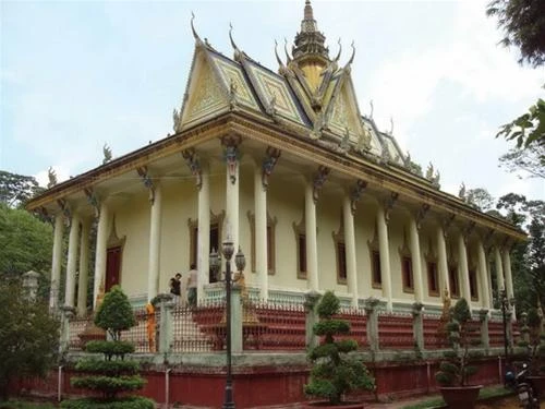 Chánh điện chùa Hang