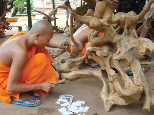 Nhà sư đang thao tác tác phẩm
