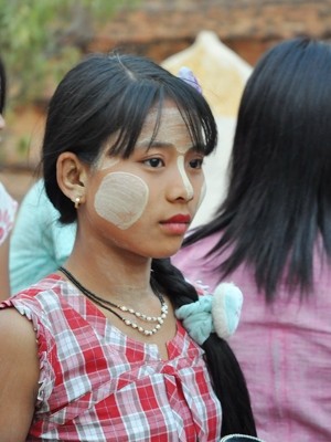 Thiếu nữ dưỡng da bằng Thanaka. Thiếu nữ dưỡng da bằng Thanaka