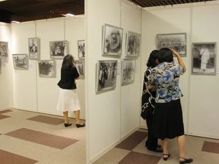 Đài Loan: Triển lãm Thánh Gandhi và Phật giáo ảnh 2 Du khach xem trien lam.jpg