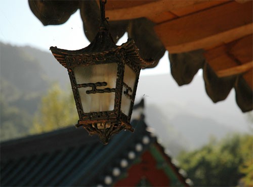 Thung lũng Mureung đẹp tuyệt gần chùa Samhwasa. Vẻ đẹp cổ kính của Samhwasa. Tượng Phật 1.300 tuổi bằng sắt trong chính điện. Ngôi chùa giữa núi rừng bạt ngàn. Cột kèo trong chùa được trang trí bằng hoa văn sặc sỡ. Dòng suối mát lành chảy từ thung lũng Mureung Thác Cửu Long ở Mureung. Ngày càng có nhiều dân đô thị và du khách tới chùa Samhwasa để tập sống chậm giữa cuộc sống bộn bề. Sống chậm ở Samhwasa