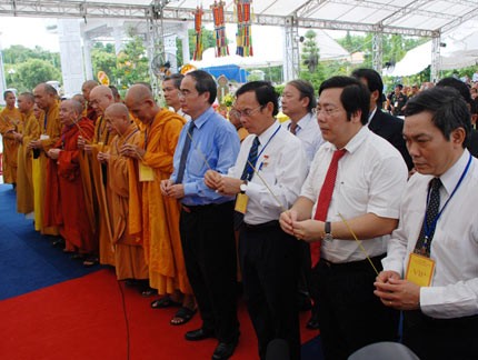 Các đại biểu thắp hương tưởng niệm các anh hùng liệt sĩ. Các đại biểu thắp hương tưởng niệm các anh hùng liệt sĩ.