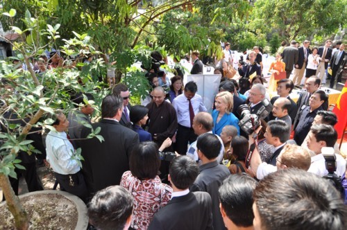 Hà Nội: Ngoại trưởng Mỹ Hillary Clinton ký đối tác giữa Chính phủ Mỹ & Việt Nam tại chùa Ngọc Lâm ảnh 7 Hà Nội: Ngoại trưởng Mỹ Hillary Clinton ký đối tác giữa Chính phủ Mỹ & Việt Nam tại chùa Ngọc Lâm ảnh 7