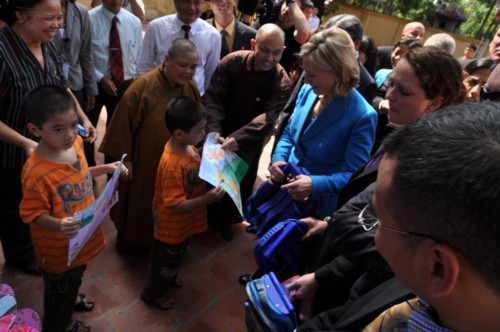 Hà Nội: Ngoại trưởng Mỹ Hillary Clinton ký đối tác giữa Chính phủ Mỹ & Việt Nam tại chùa Ngọc Lâm ảnh 1 Hà Nội: Ngoại trưởng Mỹ Hillary Clinton ký đối tác giữa Chính phủ Mỹ & Việt Nam tại chùa Ngọc Lâm ảnh 1