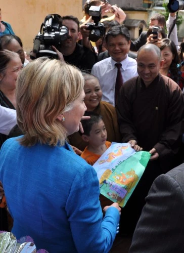 Hà Nội: Ngoại trưởng Mỹ Hillary Clinton ký đối tác giữa Chính phủ Mỹ & Việt Nam tại chùa Ngọc Lâm ảnh 8