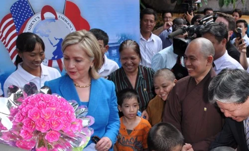 Hà Nội: Ngoại trưởng Mỹ Hillary Clinton ký đối tác giữa Chính phủ Mỹ & Việt Nam tại chùa Ngọc Lâm ảnh 9