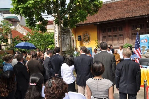 Hà Nội: Ngoại trưởng Mỹ Hillary Clinton ký đối tác giữa Chính phủ Mỹ & Việt Nam tại chùa Ngọc Lâm ảnh 2