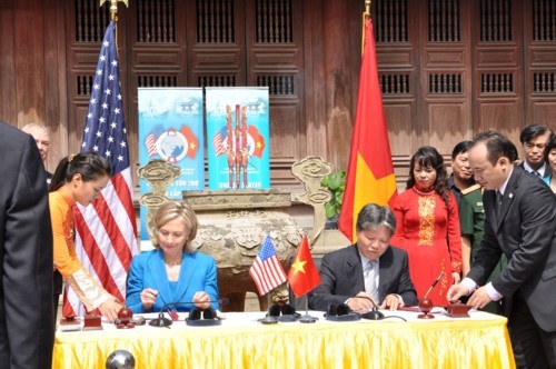 Hà Nội: Ngoại trưởng Mỹ Hillary Clinton ký đối tác giữa Chính phủ Mỹ & Việt Nam tại chùa Ngọc Lâm ảnh 3 Hà Nội: Ngoại trưởng Mỹ Hillary Clinton ký đối tác giữa Chính phủ Mỹ & Việt Nam tại chùa Ngọc Lâm ảnh 3