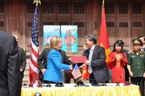 Hà Nội: Ngoại trưởng Mỹ Hillary Clinton ký đối tác giữa Chính phủ Mỹ & Việt Nam tại chùa Ngọc Lâm ảnh 4 Hà Nội: Ngoại trưởng Mỹ Hillary Clinton ký đối tác giữa Chính phủ Mỹ & Việt Nam tại chùa Ngọc Lâm ảnh 4