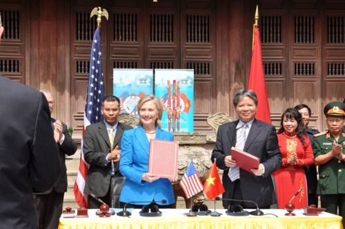 Hà Nội: Ngoại trưởng Mỹ Hillary Clinton ký đối tác giữa Chính phủ Mỹ & Việt Nam tại chùa Ngọc Lâm ảnh 5 Hà Nội: Ngoại trưởng Mỹ Hillary Clinton ký đối tác giữa Chính phủ Mỹ & Việt Nam tại chùa Ngọc Lâm ảnh 5