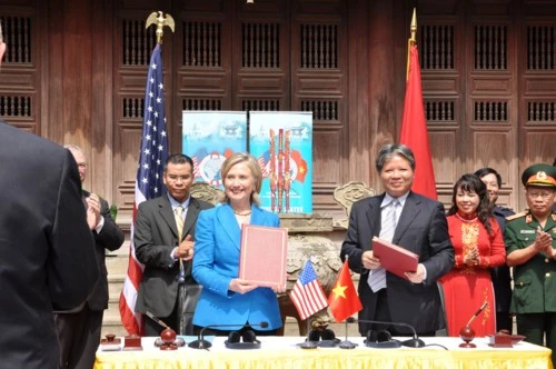Hà Nội: Ngoại trưởng Mỹ Hillary Clinton ký đối tác giữa Chính phủ Mỹ & Việt Nam tại chùa Ngọc Lâm ảnh 5