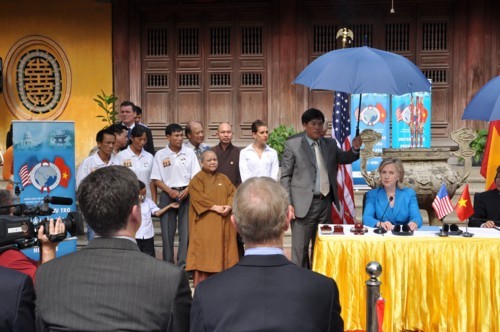 Hà Nội: Ngoại trưởng Mỹ Hillary Clinton ký đối tác giữa Chính phủ Mỹ & Việt Nam tại chùa Ngọc Lâm ảnh 6 Hà Nội: Ngoại trưởng Mỹ Hillary Clinton ký đối tác giữa Chính phủ Mỹ & Việt Nam tại chùa Ngọc Lâm ảnh 6