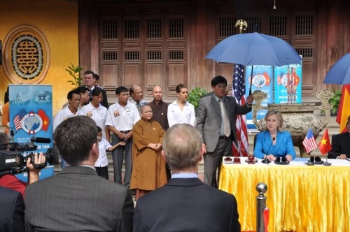 Hà Nội: Ngoại trưởng Mỹ Hillary Clinton ký đối tác giữa Chính phủ Mỹ & Việt Nam tại chùa Ngọc Lâm ảnh 6