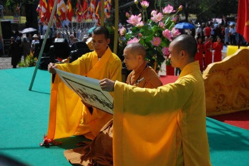 Chùm ảnh: Khai mạc Đại lễ Phật giáo kỷ niệm 1.000 năm Thăng Long - Hà Nội ảnh 52