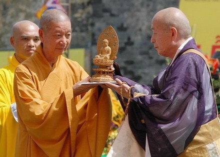 Chùm ảnh: Đại lễ Phật giáo 1.000 năm Thăng Long ảnh 2 hanoi_02.jpg