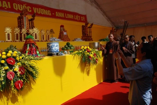 Phó Thủ tướng Nguyễn Thiện Nhân dâng hương tưởng niệm tại Hoàng thành Thăng Long ảnh 11