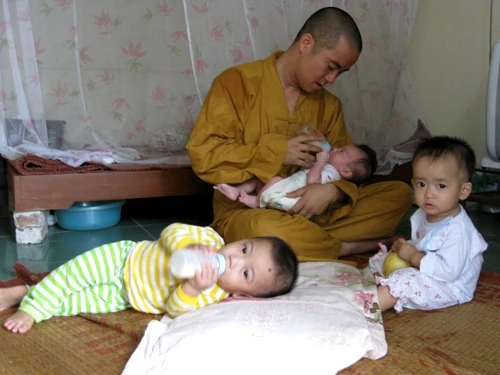 Sư thầy 30 tuổi làm “cha” sáu trẻ nhỏ ảnh 2 Sư thầy 30 tuổi làm “cha” sáu trẻ nhỏ ảnh 2