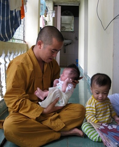 Sư thầy 30 tuổi làm “cha” sáu trẻ nhỏ ảnh 3 Người dân nơi đây đã quen với hình ảnh vị sư thầy ngày đêm tần tảo chăm chút cho sáu trẻ nhỏ.