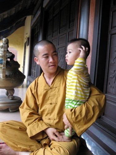 Sư thầy 30 tuổi làm “cha” sáu trẻ nhỏ ảnh 1 Thầy luôn tâm niệm “Cứu một mạng người phúc đẳng hà sa”.