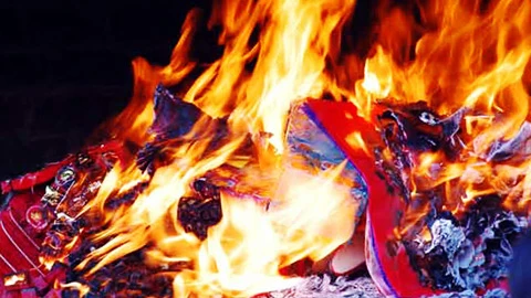 Đốt vàng mã: tiền dương gian xuống âm phủ làm sao xài? ảnh 1