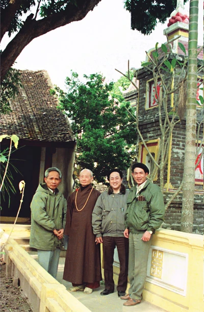 Hòa thượng Kim Cương Tử và nhóm tác giả tại chùa Trấn Quốc.