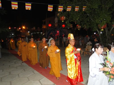 Sóc Trăng: Chùa Hương Sơn tổ chức đêm hội Hoa đăng và dâng cúng Pháp y ảnh 2