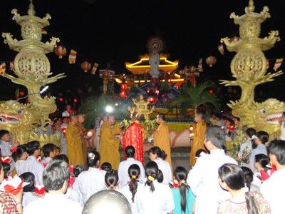 Sóc Trăng: Chùa Hương Sơn tổ chức đêm hội Hoa đăng và dâng cúng Pháp y ảnh 3