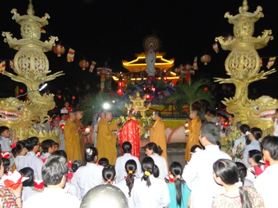 Sóc Trăng: Chùa Hương Sơn tổ chức đêm hội Hoa đăng và dâng cúng Pháp y ảnh 3