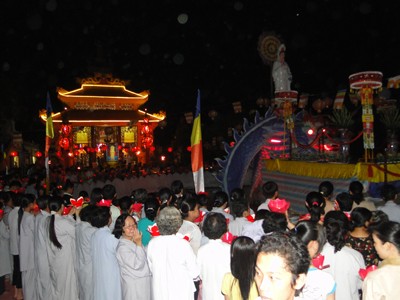 Sóc Trăng: Chùa Hương Sơn tổ chức đêm hội Hoa đăng và dâng cúng Pháp y ảnh 4