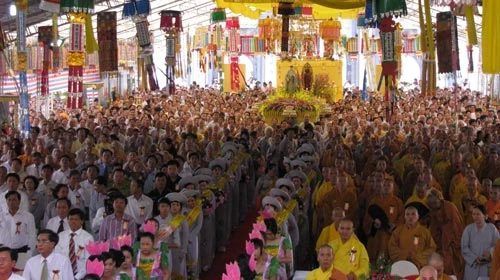 Các vị Tăng Ni làm lễ khánh thành chùa Linh Ứng Bãi Bụt và tôn tượng Đức Phật Quan Thế Âm