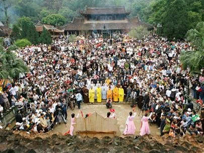 Khu vực chùa Thiên Trù trong lễ khai hội chùa Hương