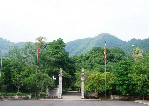 Lối vào đến Sóc, đền thờ Thánh Gióng dưới chân núi Sóc Sơn