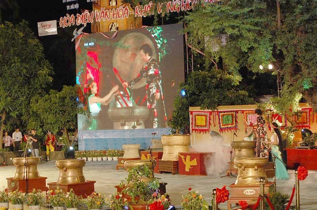 Phó Chủ tịch Nước Nguyễn Thị Doan lên đánh trống khai mạc chương trình.