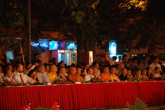 Hà Nội: Lễ thả hoa đăng và cầu truyền hình quốc tế ảnh 21